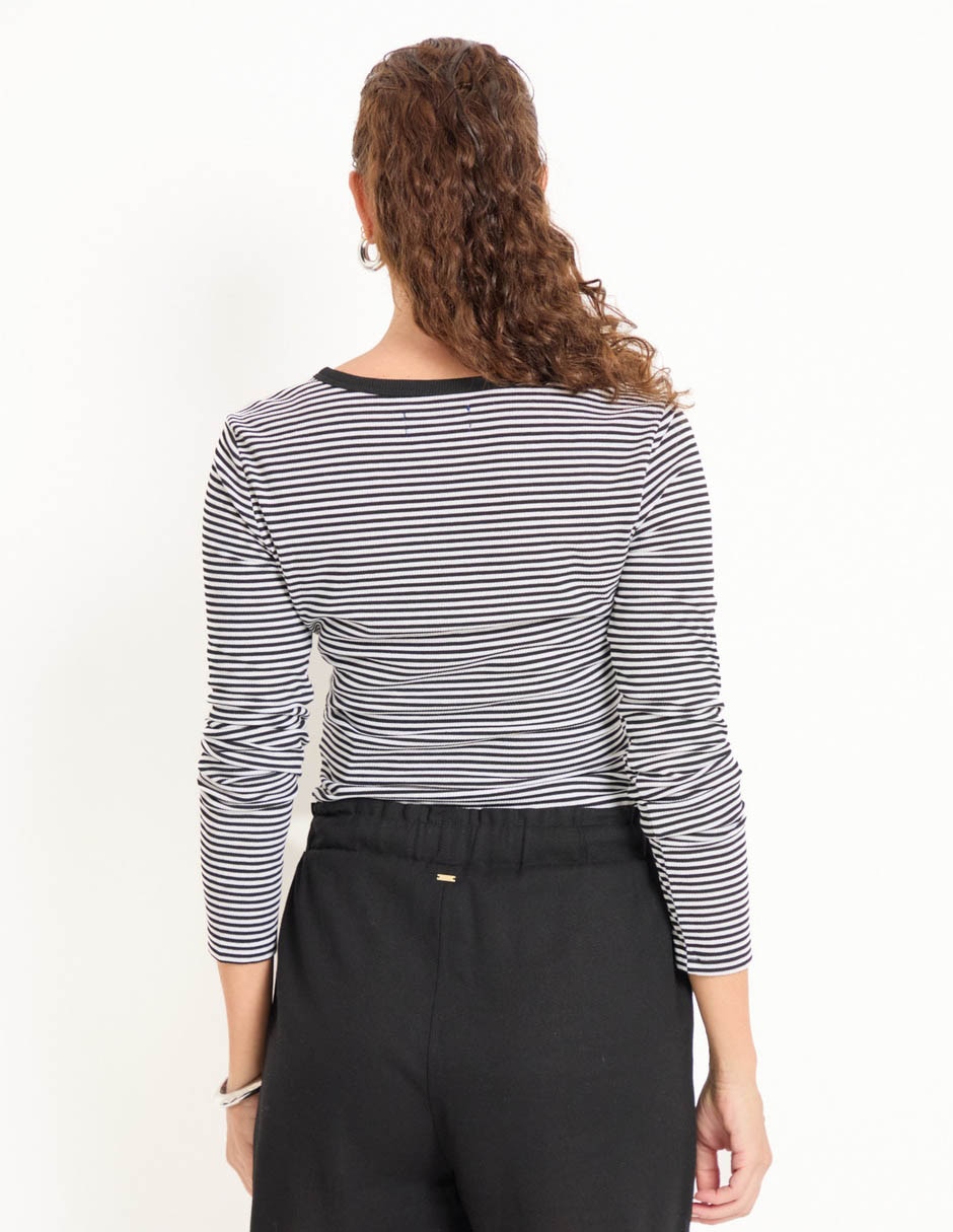Playera manga larga cuello henley para mujer 2