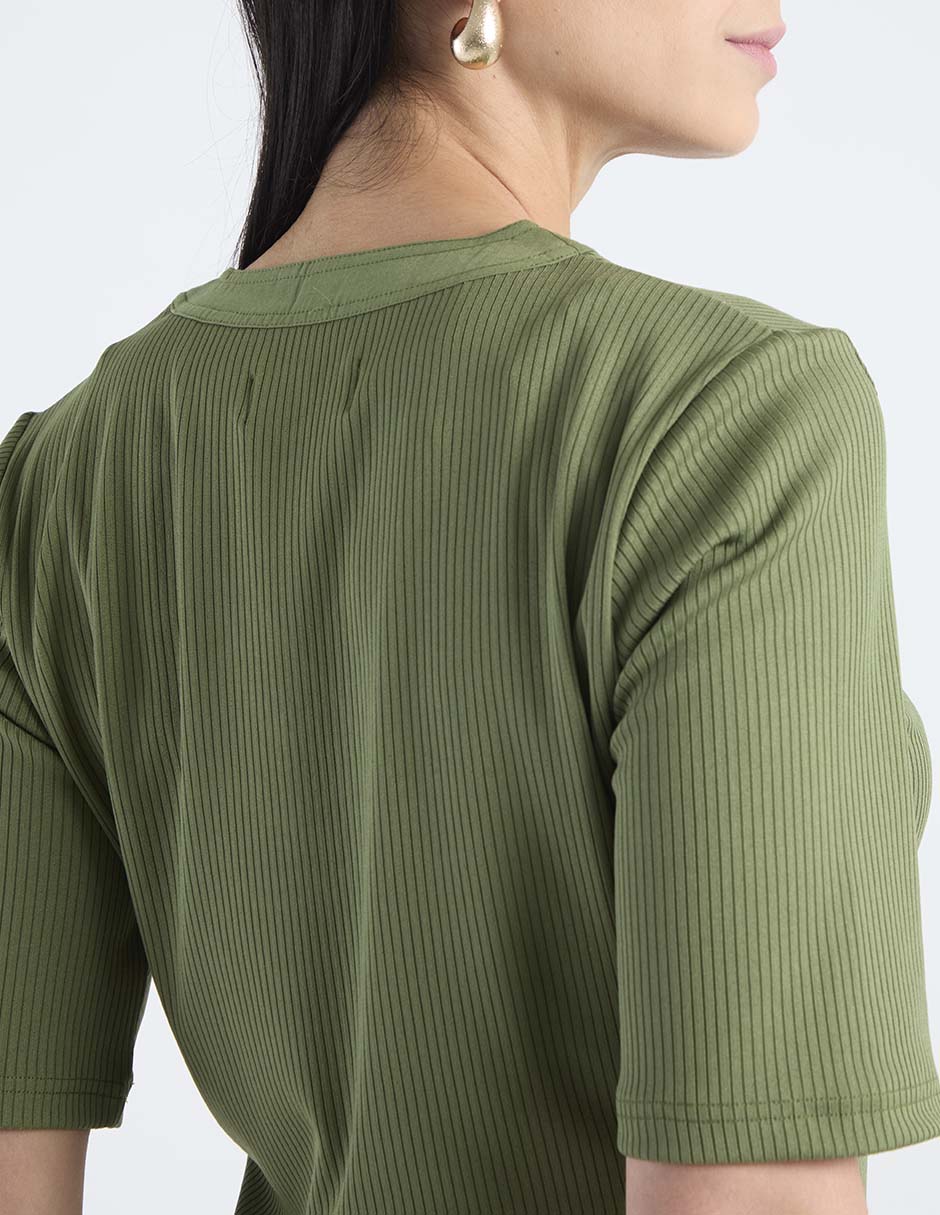 Playera manga al codo cuello V para mujer 5