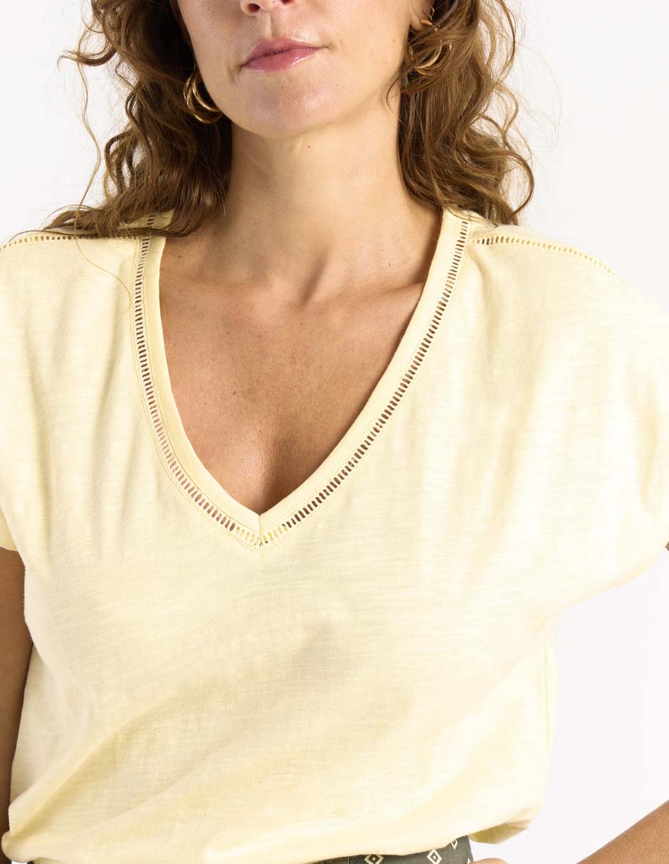 Playera manga corta Weekend cuello V para mujer