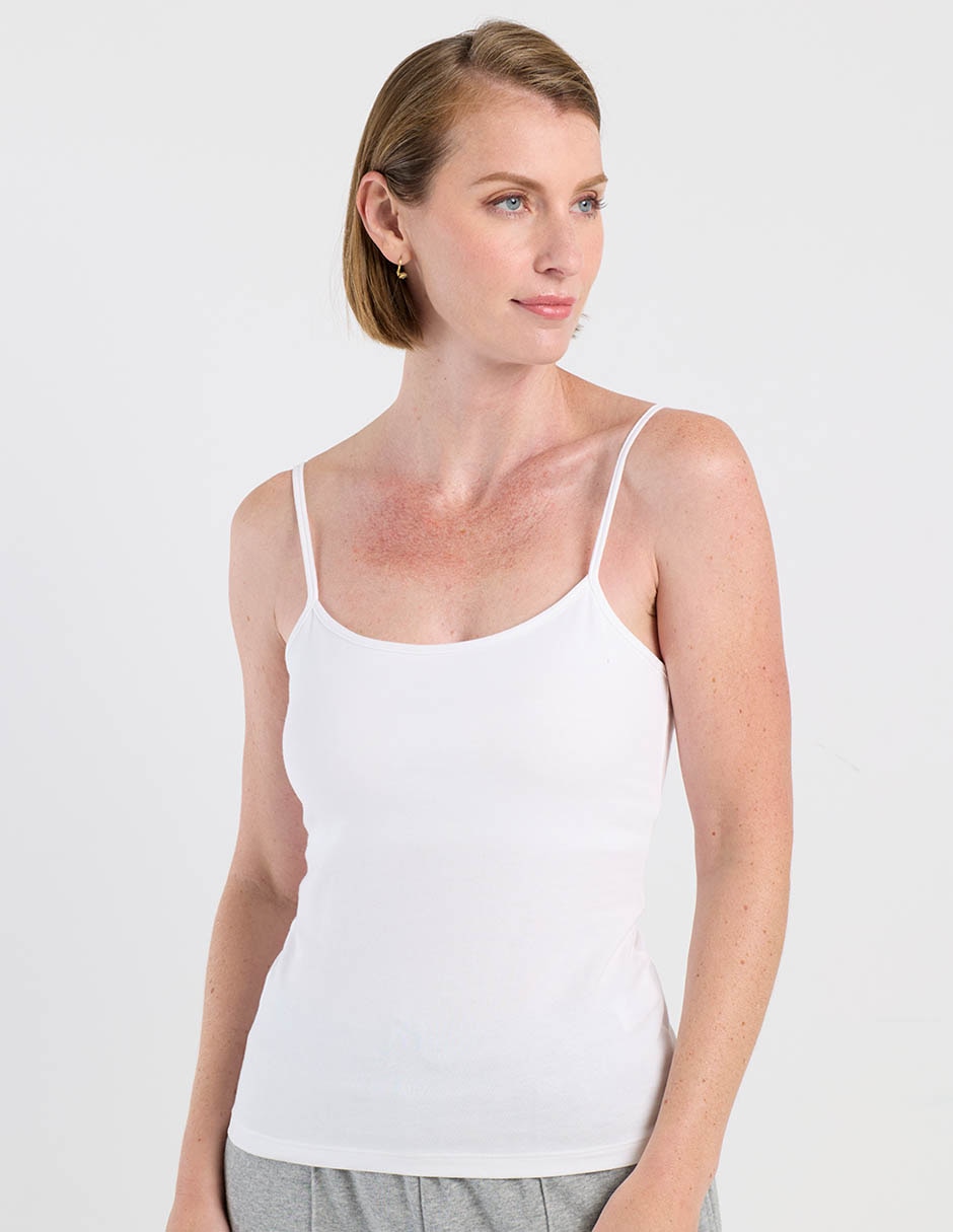 Top cuello redondo escote regular tirante delgado
